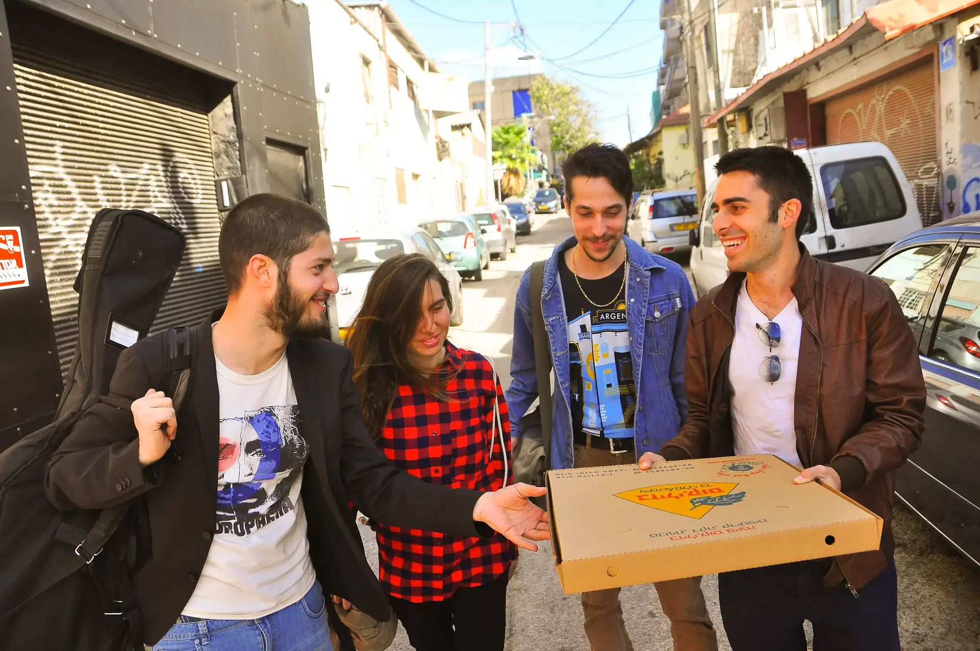 פראנקי והאלטר איגוז מבצעת את "נטלי". האזינו