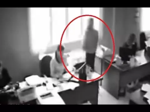 תיעוד מזעזע או זיוף? הבוס נזף בעובדת - היא קפצה מהחלון