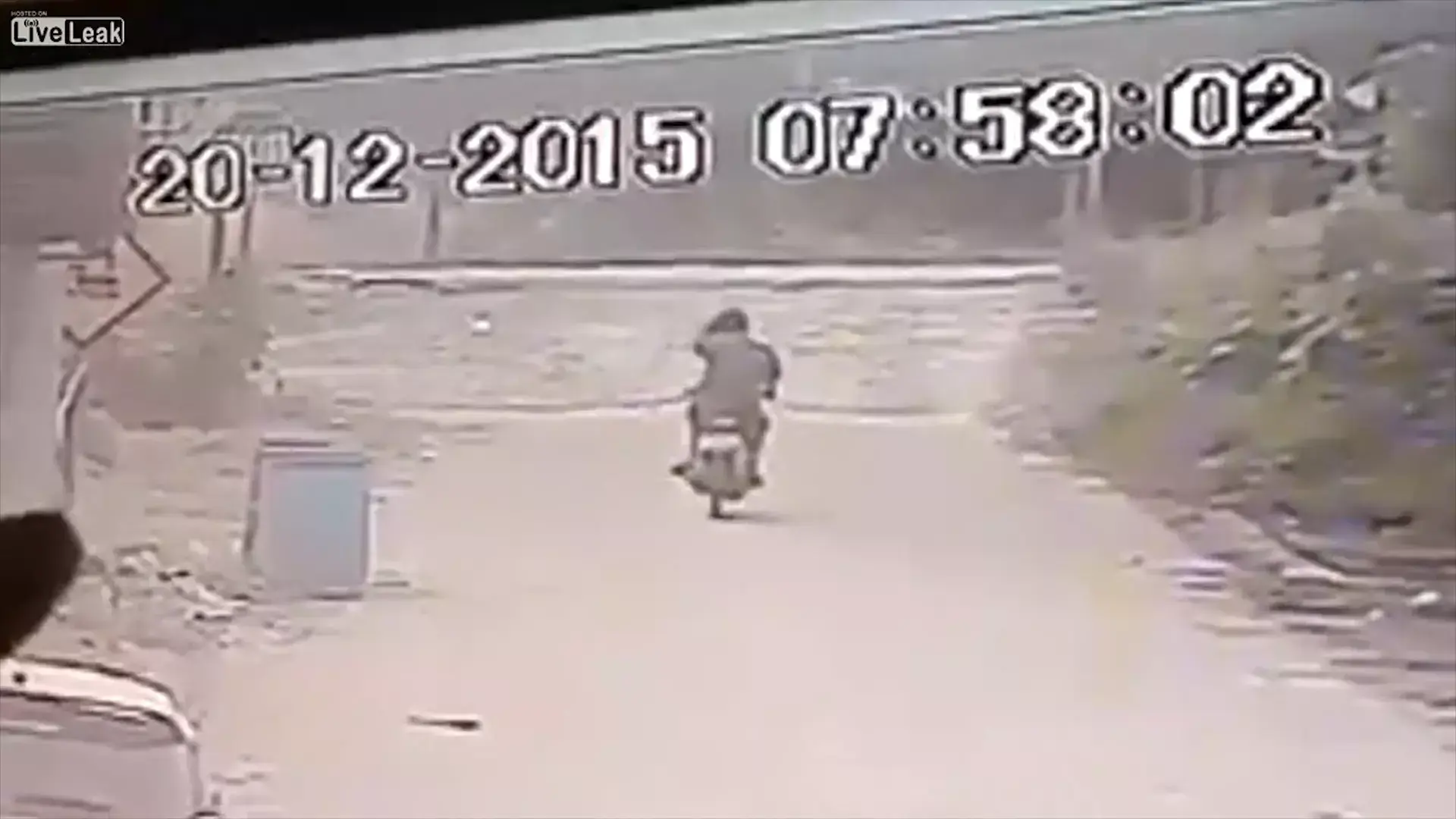 החדשות בדקה | צפו: רוכב קטנוע נדרס על ידי רכבת  ויצא ללא פגע