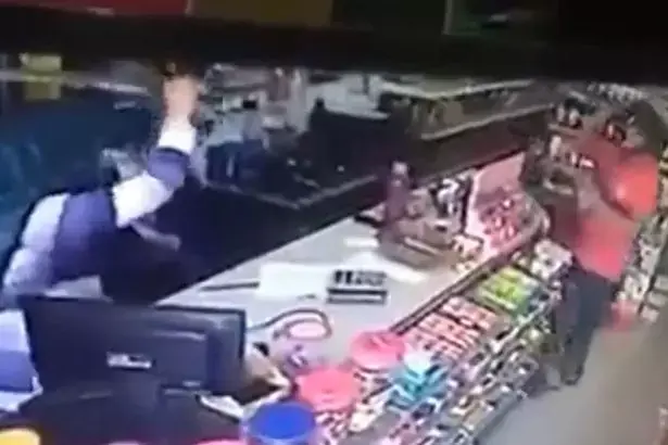 צפו: השוד הפשוט שהפך לקרב חרבות סוער מעל הקופה