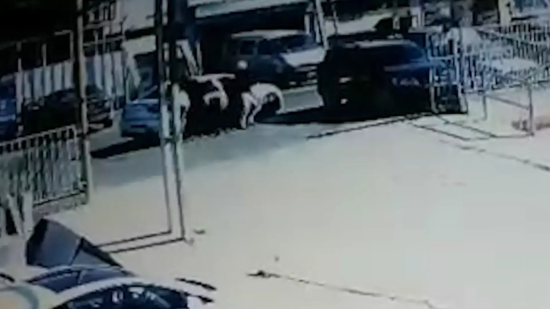 תיעוד: 3 רעולי פנים שודדים 200 אלף שקל מחלפן כספים לעיני בנו