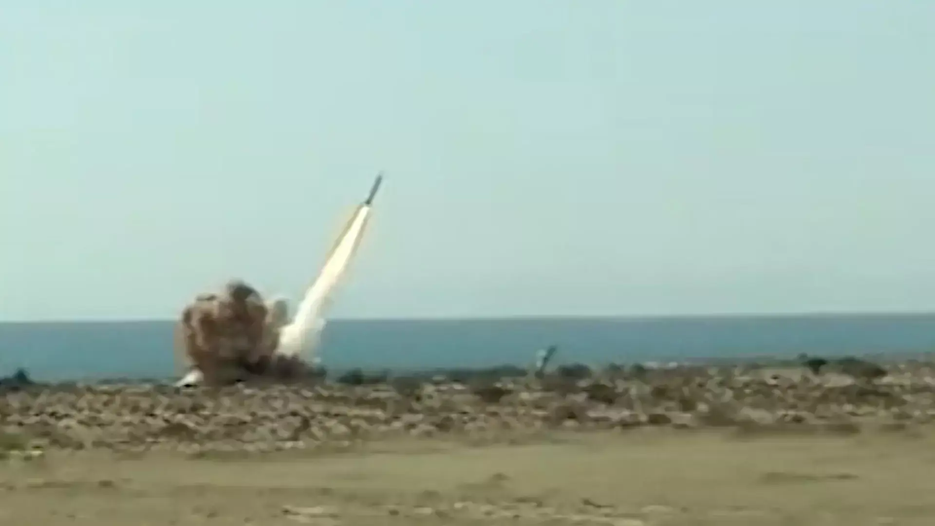 ארה"ב: איראן שיגרה טילים שנפלו בסמוך לנושאת מטוסים אמריקנית