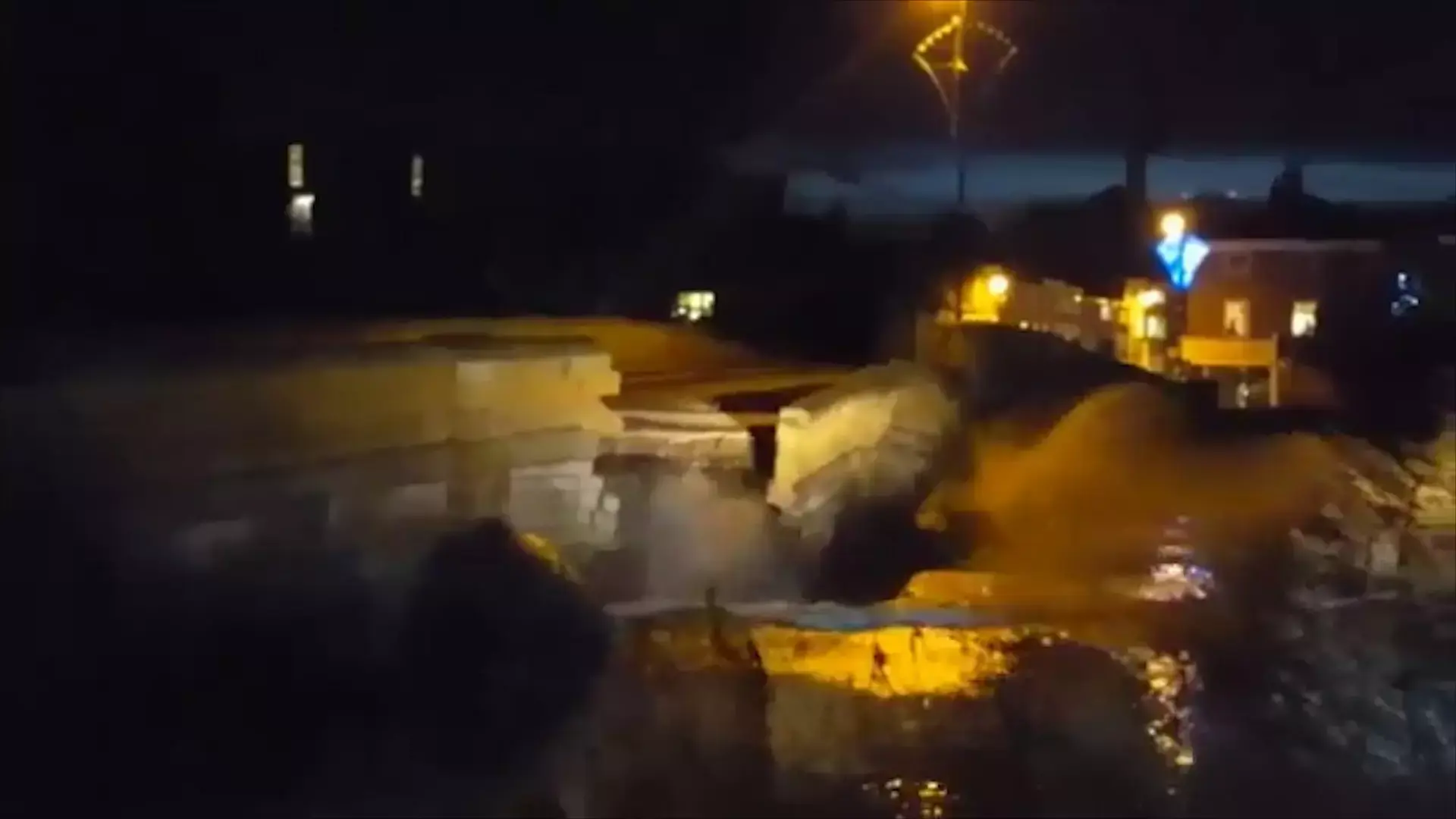 החדשות בדקה: הגשמים העזים גרמו לקריסתו של גשר בן 300 שנים