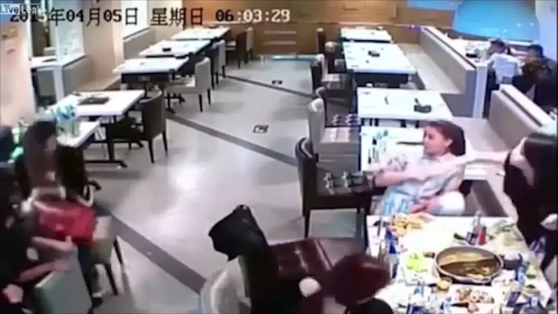החדשות בדקה: קטטה בין נערים בסין הפכה למלחמת אוכל מטורפת