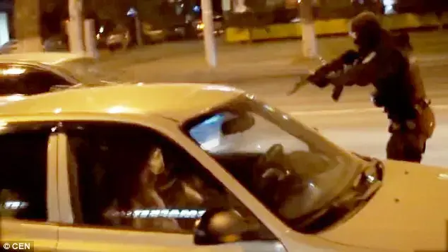 שוטרים איימו בנשק על אישה מבוהלת - בשם הרומנטיקה