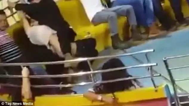 מה עשה גבר שהתברר לו שחברתו נחשפת בעירום בלונה פארק?