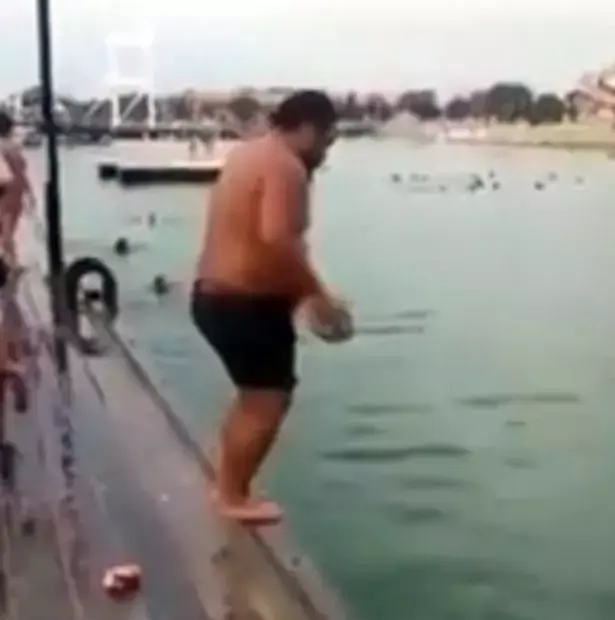 קפץ למים ויצר "טורנדו" שגרם למיליוני צופים לנסות להבין מה קרה