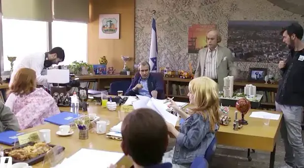 הכל נשאר במשפחה: נפוטיזם עם חיוך בסט של "ארץ נהדרת"