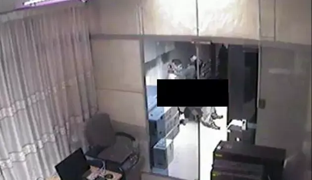 זוג תועד מקיים יחסי מין במשרד ממשלתי - והאזרחים זועמים