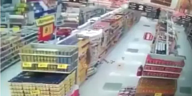 אין הסבר הגיוני: מצלמות אבטחה קלטו "רוח רפאים" מעיפה מוצרים בסופרמרקט