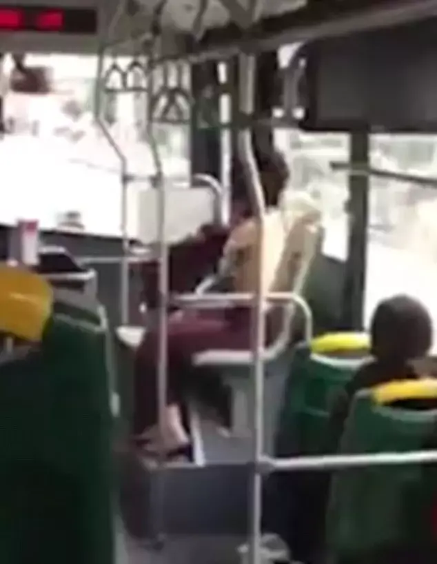 חופשי חודשי: צעירה התפשטה באוטובוס ועוררה סערה