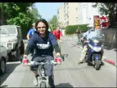 ח&rdquo;כ אחד ברגל, אחד באופניים. מי ינצח?