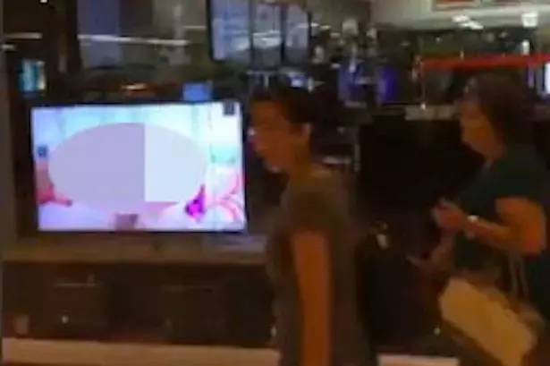 אסטרטגיה שיווקית או טעות מרה? חנות שידרה פורנו בחלון הראווה
