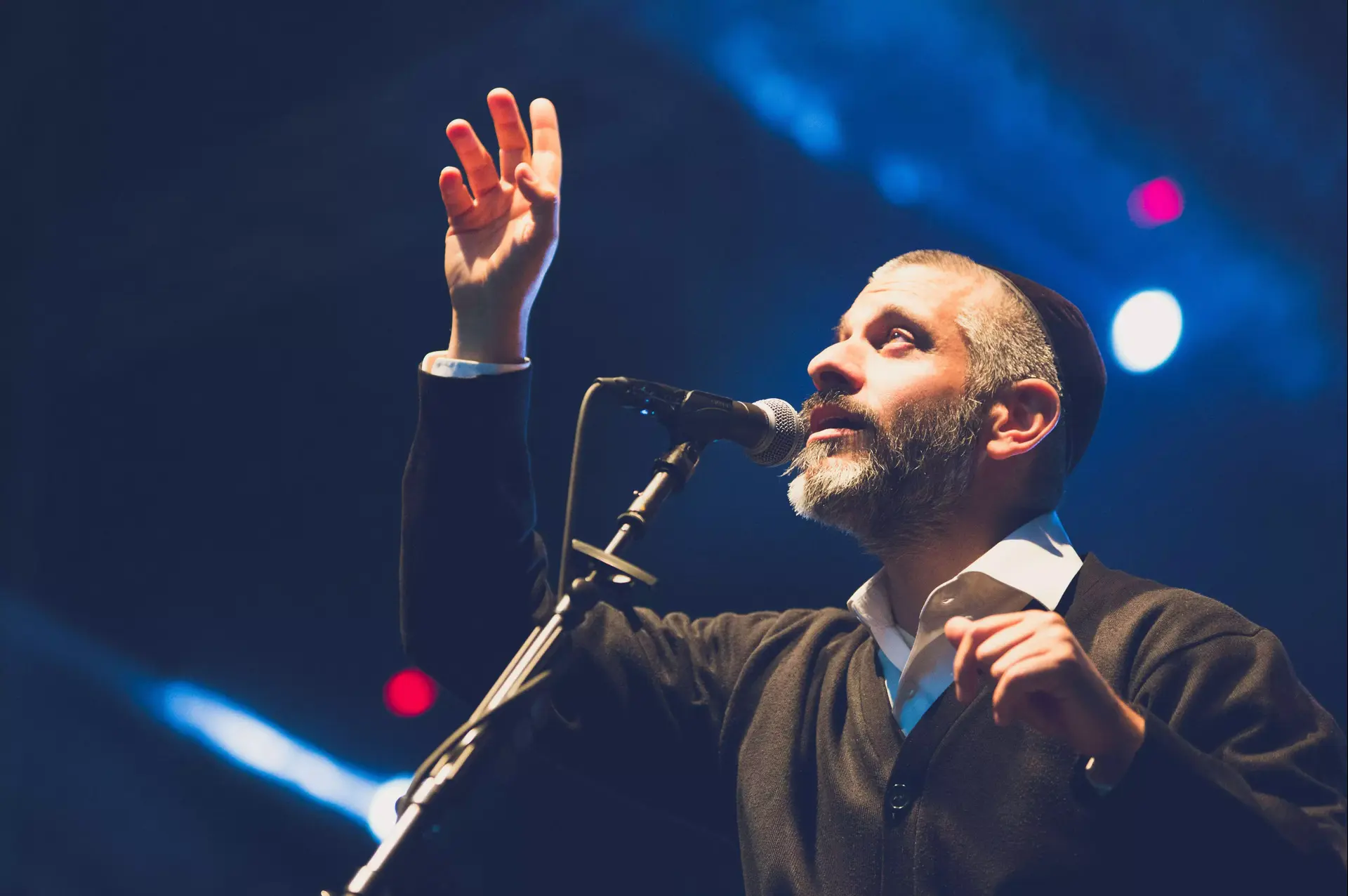 צפו בקליפ "תמיד לפני הגשם" של אביתר בנאי