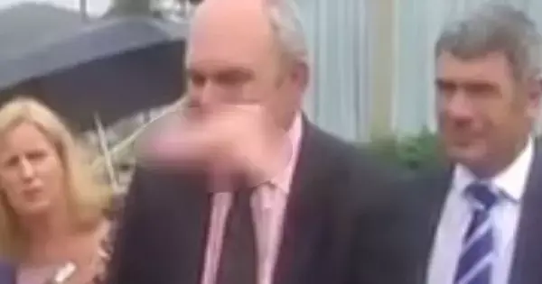 קבלת פנים חמה: אביזר מין נזרק על פוליטיקאי במסיבת עיתונאים