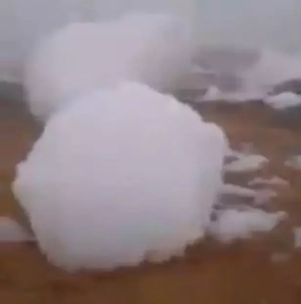 תופעת טבע או חייזרים? התיאוריות סביב ענן הקצף שטייל ברחוב