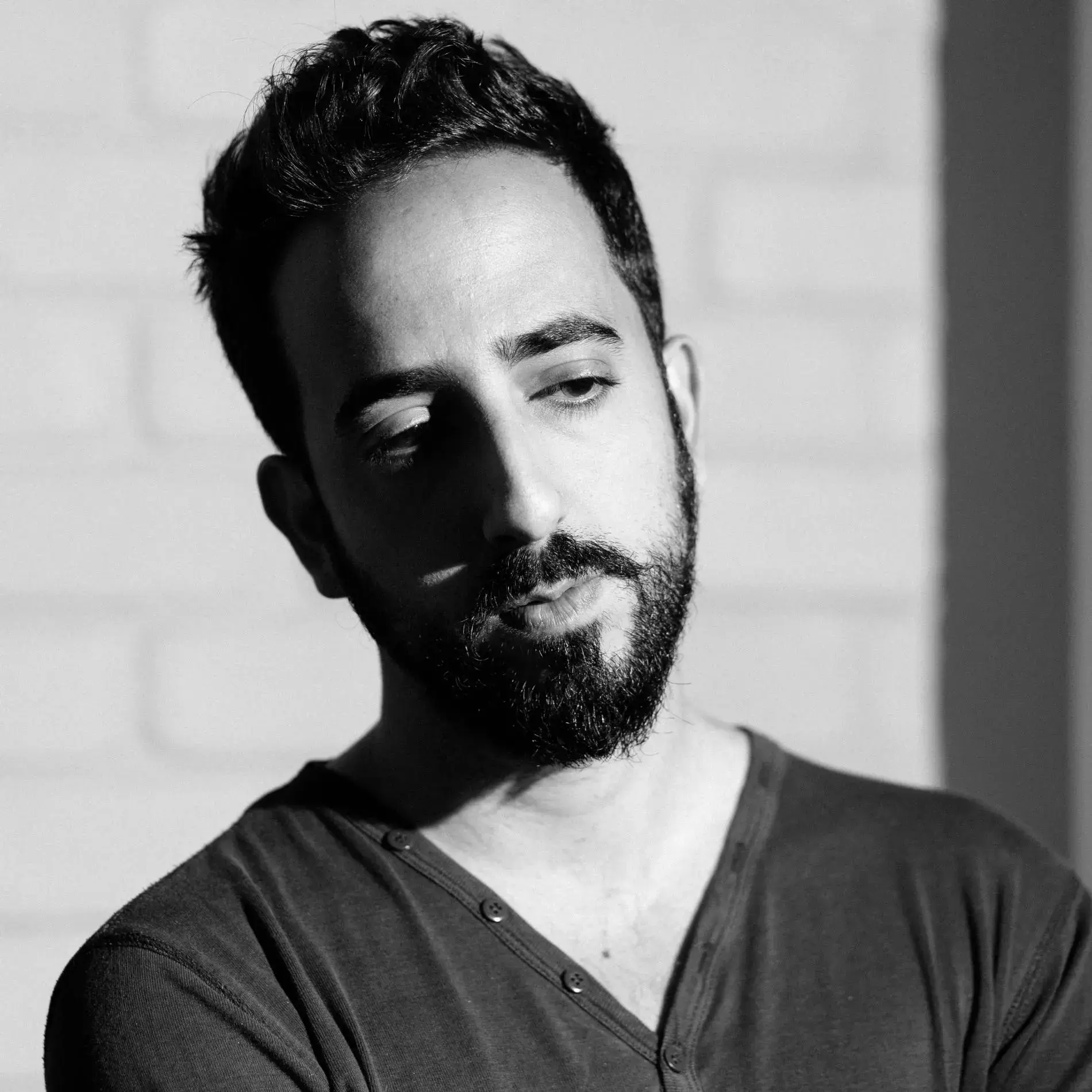 שי נחייסי שר "אין לי אלא". צפו בקליפ