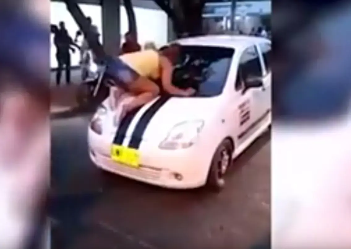 צפו: כך הגיבה אישה כשתפסה את חבר שלה עם בחורה אחרת ברכב