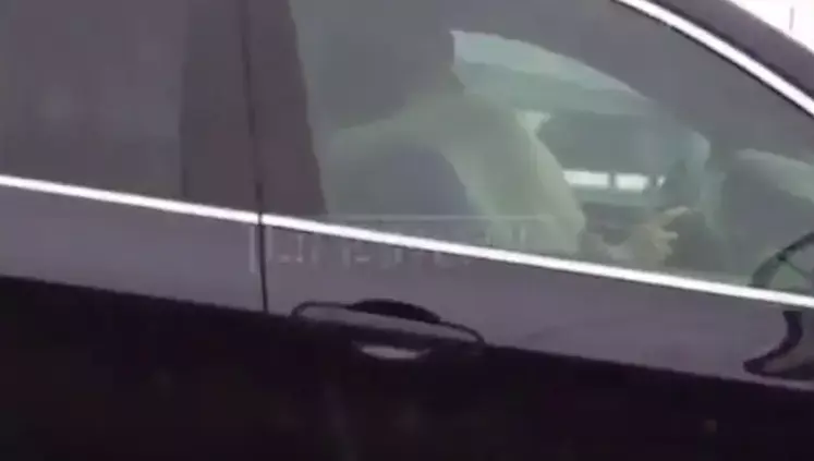 זהירות בדרכים: זוג צולם מקיים יחסי מין ברכב תוך כדי נהיגה