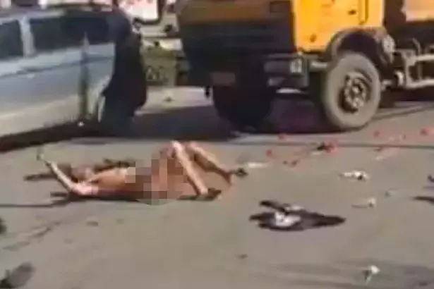 הציע לחברתו נישואין בעירום באמצע הרחוב - וככה הוא הגיב כשהיא סירבה לו