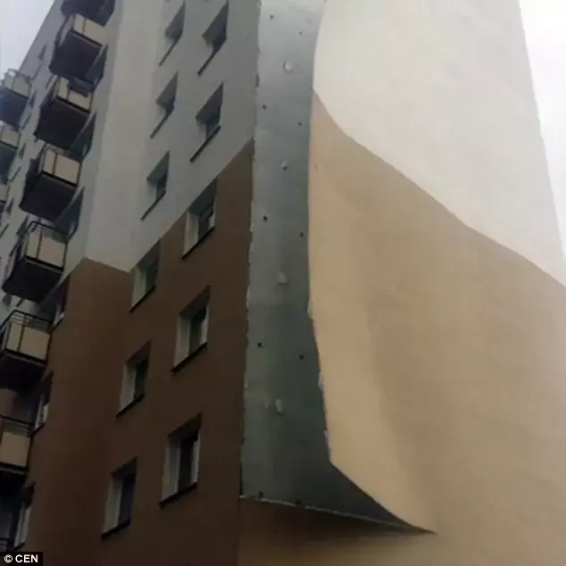 צפו: הרגע המדהים בו חזית שלמה של בניין עפה ברוח