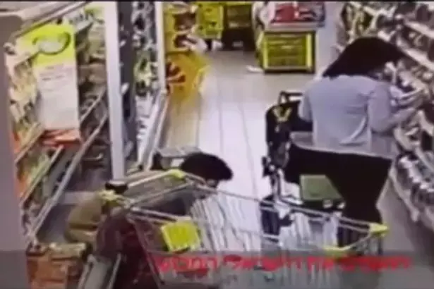 קשה לצפייה: אישה מתרוקנת בתוך מקרר בסופרמרקט הומה אדם