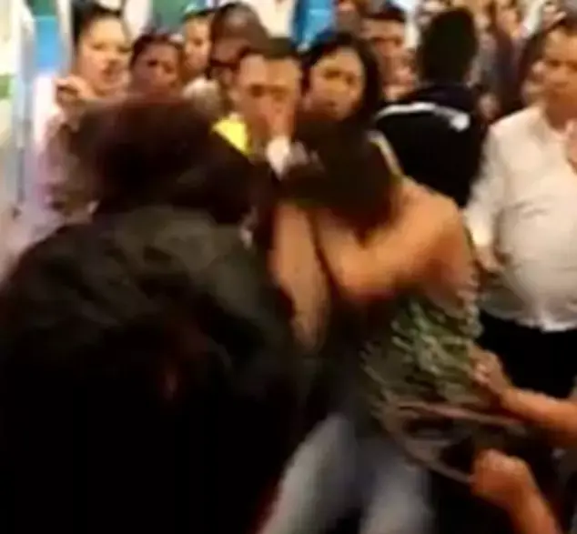 צפו: אישה מותקפת לאחר שסירבה לפנות את מקומה ברכבת