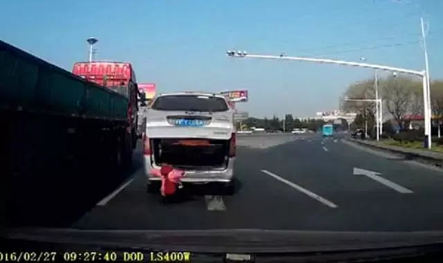 ניצל בנס: תינוק נפל מרכב באמצע כביש מהיר