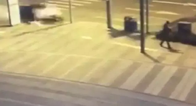 קשה לצפייה: רכב דוהר במהירות גבוהה, מתנגש בעמוד - ועולה על הולך רגל