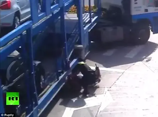 צפו: ילדה בת חמש ניצלת בנס מפגיעה של משאית