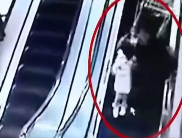מבהיל: עגלת קניות מתרסקת על אם ובתה במדרגות נעות