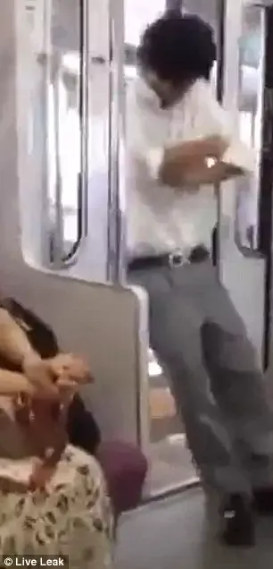 קורע: צפו בבחור שנרדם על דלתות הרכבת ונופל ממנה בתחנה