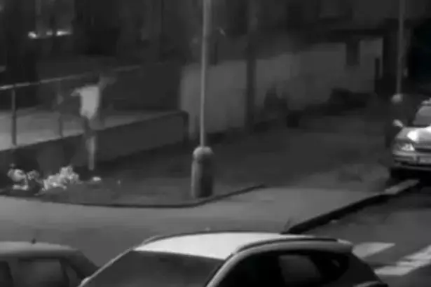 צפו: "אדם זאב" תוקף אנשים ברחוב ומנפץ מכוניות בליל ירח מלא