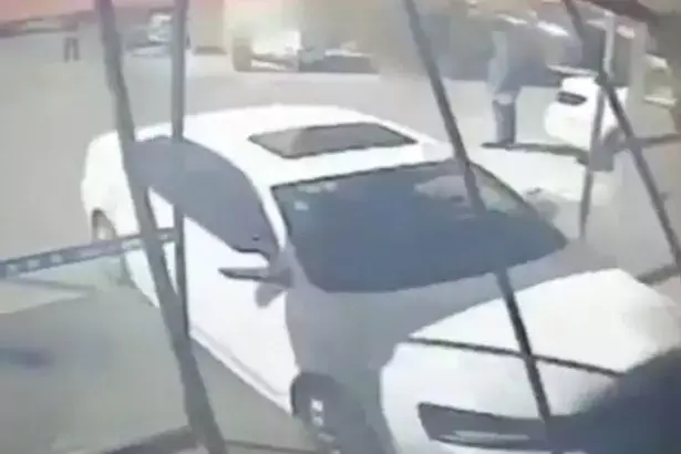 בגלל ריב עם המוכר: אדם התרסק עם רכב לתוך חנות מכוניות