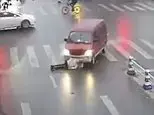 תאונה מחרידה לעיני המצלמות: הולכת רגל נדרסה במעבר חציה ונלכדה מתחת לרכב