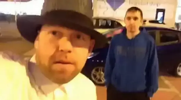 האבא המביך בעולם? שר ורוקד בסופרמרקטים כשהוא מחופש לדמויות