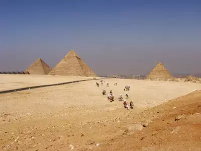 בוני הפירמידות ייפגשו בבית המשפט
