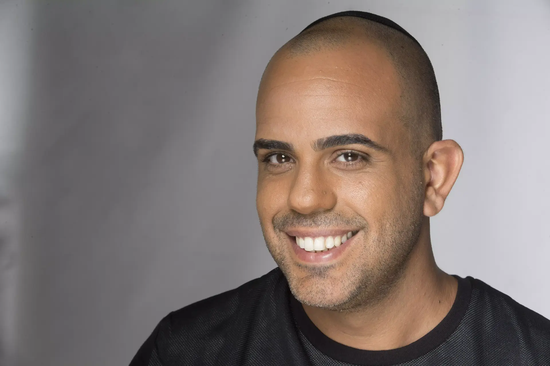 מיכאל פרץ שר "עבר עוד יום". האזינו
