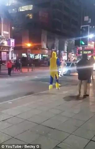 צפו: איש מחופש לבננה מציל את היום ורודף אחרי גבר עירום