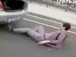 קשה לצפייה: נהג מונית דורס נוסע כדי לחמוק מבדיקת משטרה