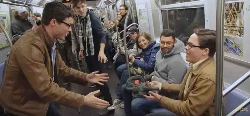 צפו: מתיחת "המסע בזמן" ששיגעה את הרשת - ותפיל גם אתכם