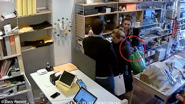 חסרות בושה: כנופיית הנשים גנבו ציוד יקר מחנות - מול עיני המוכר