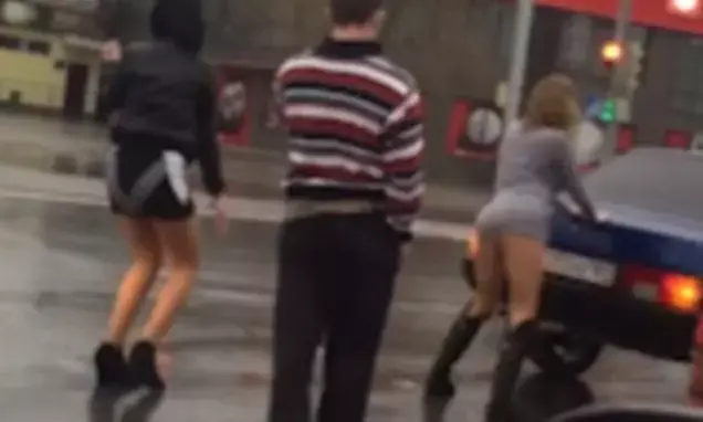 מסוממות או מבלות? נשים בלבוש חושפני בריקוד נועז באמצע הכביש