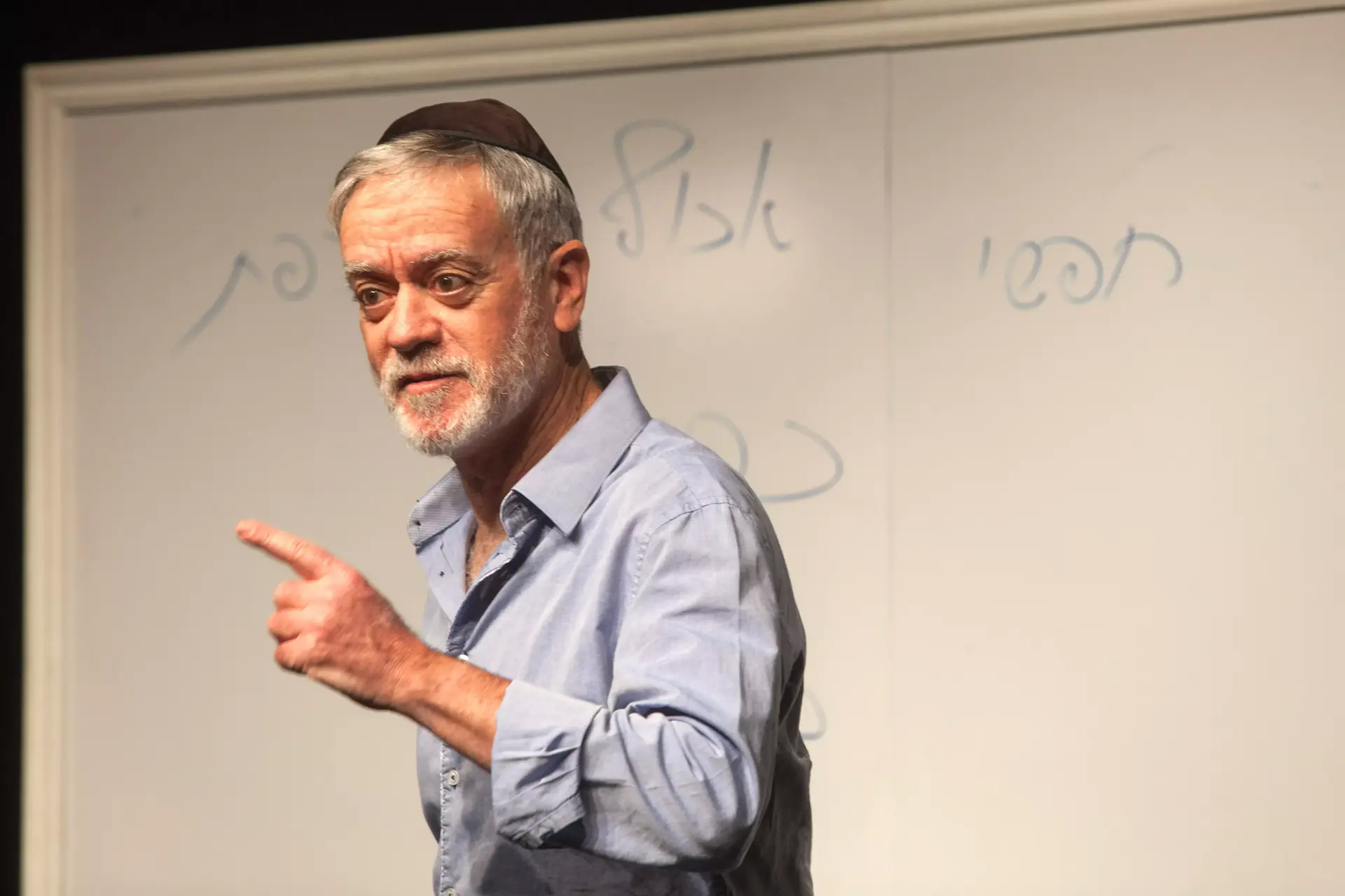 בלי שאלות מיותרות: "מתחזקים" מציגה את האבסורד בחיבור בין דת ללאומנות