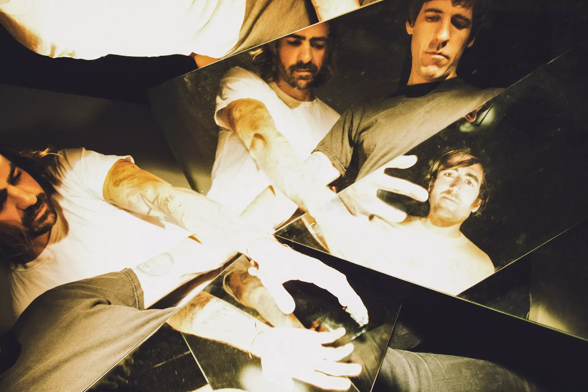 בית התקליט עם A Place To Bury Strangers