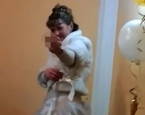 הכלה נופפה באצבע משולשת להורי החתן ועוררה סערה אלימה