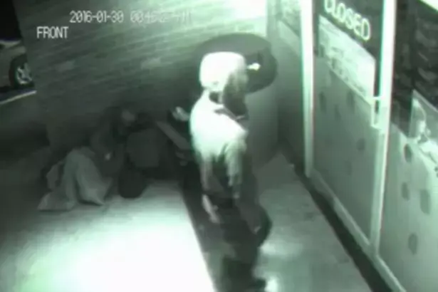 מצמרר: תיעוד של "רוח רפאים של נוסע בזמן" שעובר דרך דלת סגורה