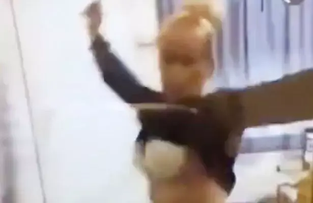 מורה למחשבים צולמה רוקדת ומתפשטת מול כל הכיתה