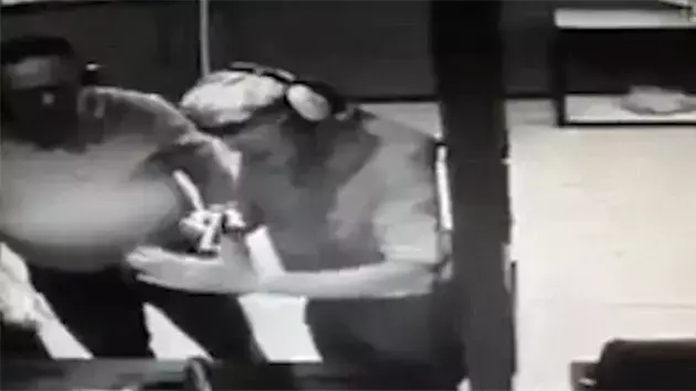 טיפשות לשמה: כיוון אקדח לידו כדי לבדוק מדוע הלייזר אינו פועל. נחשו מה קרה אז