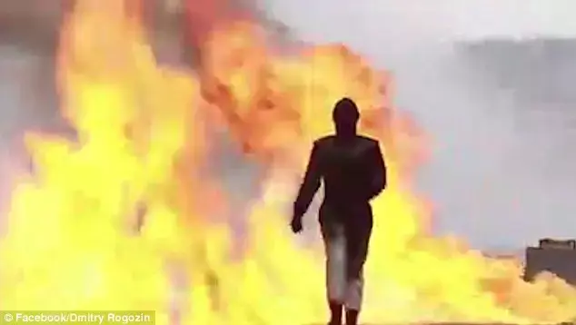 יציאה דרמטית: האישה שהולכת בתוך להבות מבלי להסתכל לאחור